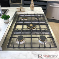 Fogão Bertazzoni com 5 queimadores em inox, vista superior do cooktop, decoração moderna na cozinha.