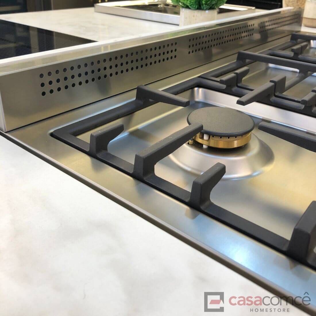 Imagem de fogão Bertazzoni com 5 queimadores a gás e design em inox escovado, destacando a qualidade e modernidade.