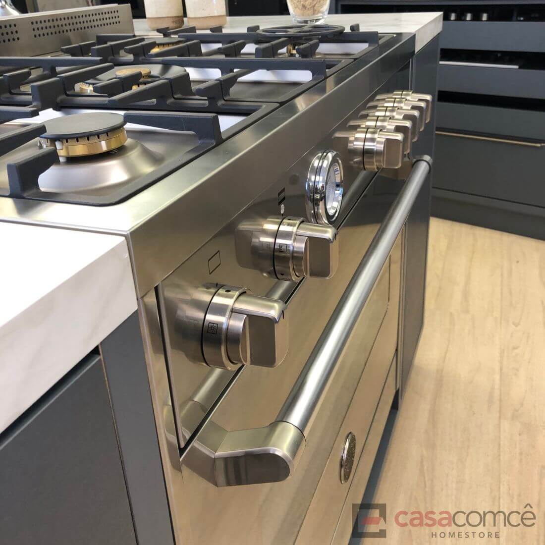 Fogão Bertazzoni Master 5 bocas inox escovado com forno elétrico e queimadores a gás, design sofisticado.