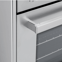 Detalhe da maçaneta do forno do Fogão Bertazzoni, em inox escovado, destacando seu design moderno.