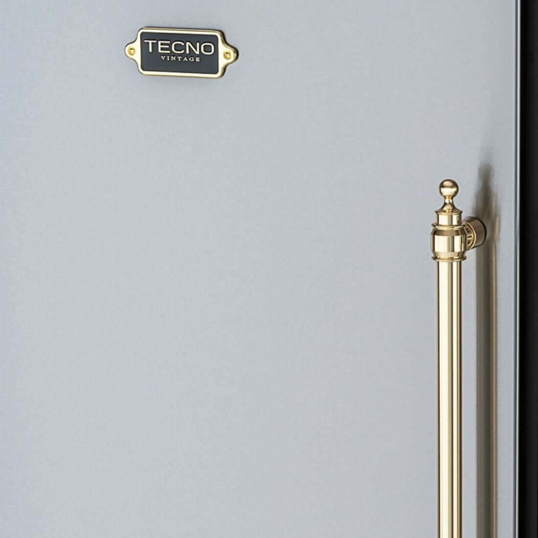Detalhe da porta do Freezer Tecno Vintage 278 Litros Inox 60cm com puxador clássico em latão.