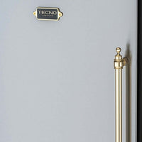 Detalhe da porta do Freezer Tecno Vintage 278 Litros Inox 60cm com puxador clássico em latão.