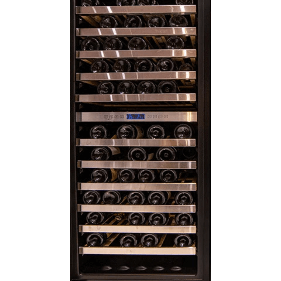 Adega de vinhos CrissAir com capacidade para 77 garrafas, prateleiras de inox e painel digital.