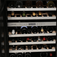 Adega de vinhos CrissAir com capacidade para 77 garrafas, prateleiras de madeira e controle digital.