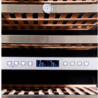 Painel digital e prateleiras de madeira da adega CrissAir para 77 garrafas, com termômetro.