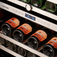 Adega CrissAir com garrafas de vinho, display digital e temperatura regulável, ideal para preservação.