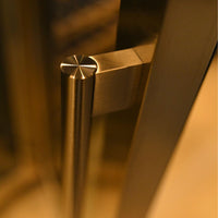 Adega Debacco 31 Garrafas Inox 38cm - Abertura Esquerda mostrando puxador inox cilíndrico e porta de vidro com acabamento profissional