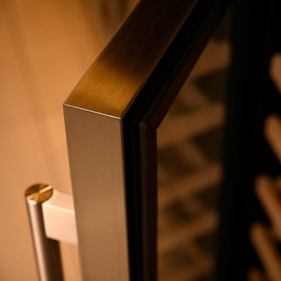 Adega Debacco 31 Garrafas Inox 38cm - Abertura Esquerda com acabamento inox, porta de vidro Low-e e puxador metálico em close