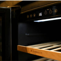 Adega Debacco 31 Garrafas Inox 38cm - Abertura Esquerda mostrando interior com prateleira de madeira, acabamento inox e painel digital em close.