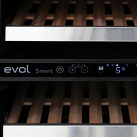 Adega Evol 160 Garrafas Smart Inox 60cm - Abertura Direita mostra painel digital Smart, acabamento inox e prateleiras de madeira, adega climatizada