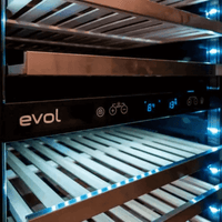 Adega Evol 160 Garrafas Smart Inox 60cm - Abertura Direita: adega climatizada inox 160 garrafas com prateleiras de madeira, painel digital e iluminação interna