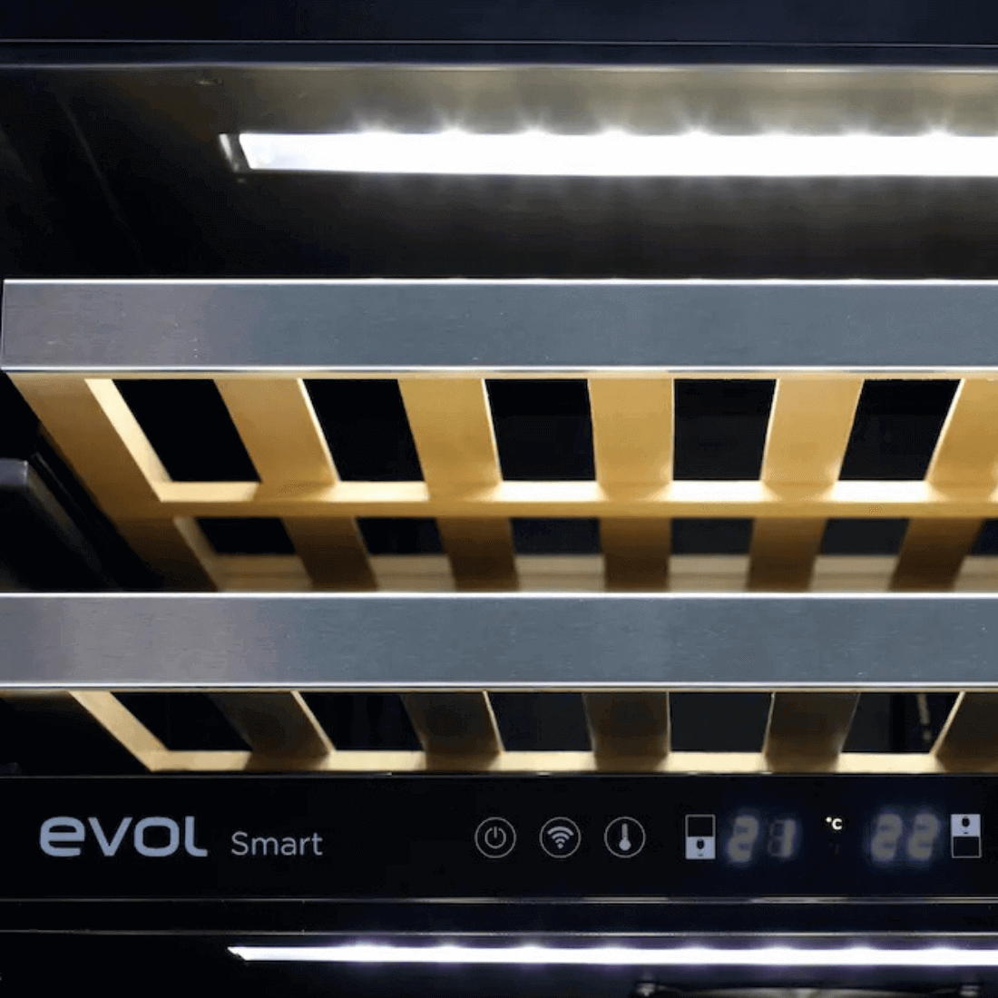 Adega Evol 160 Garrafas Smart Inox 60cm - Abertura Direita mostrando prateleiras de madeira, acabamento inox e painel digital do wine cooler