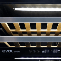 Adega Evol 160 Garrafas Smart Inox 60cm - Abertura Direita mostrando prateleiras de madeira, acabamento inox e painel digital do wine cooler