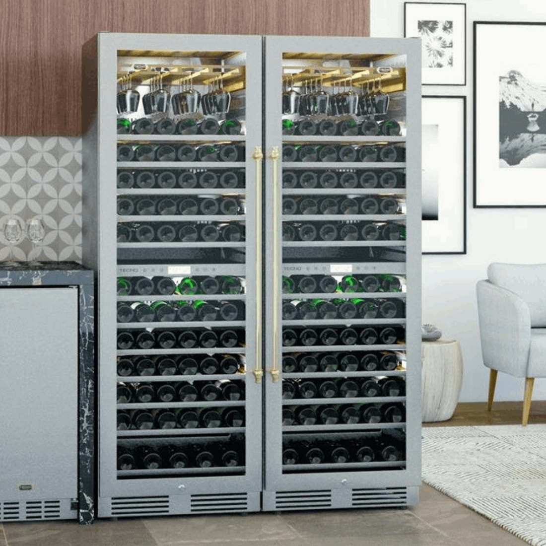 Adega Tecno Vintage 141 Garrafas 3 Zonas 60cm - Abertura Esquerda: adega climatizada inox dupla porta de vidro com puxadores dourados e prateleiras para 141 garrafas