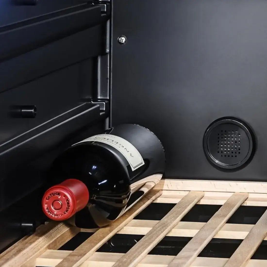 Alt Tag: Adega Tecno Vintage 23 Garrafas - garrafa de vinho repousando em prateleira de madeira interna inox com abertura direita