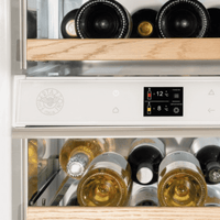 Adega Bertazzoni Porta de Revestir 80 Garrafas 60cm- Abertura Esquerda, adega climatizada embutida com acabamento inox e prateleiras de madeira