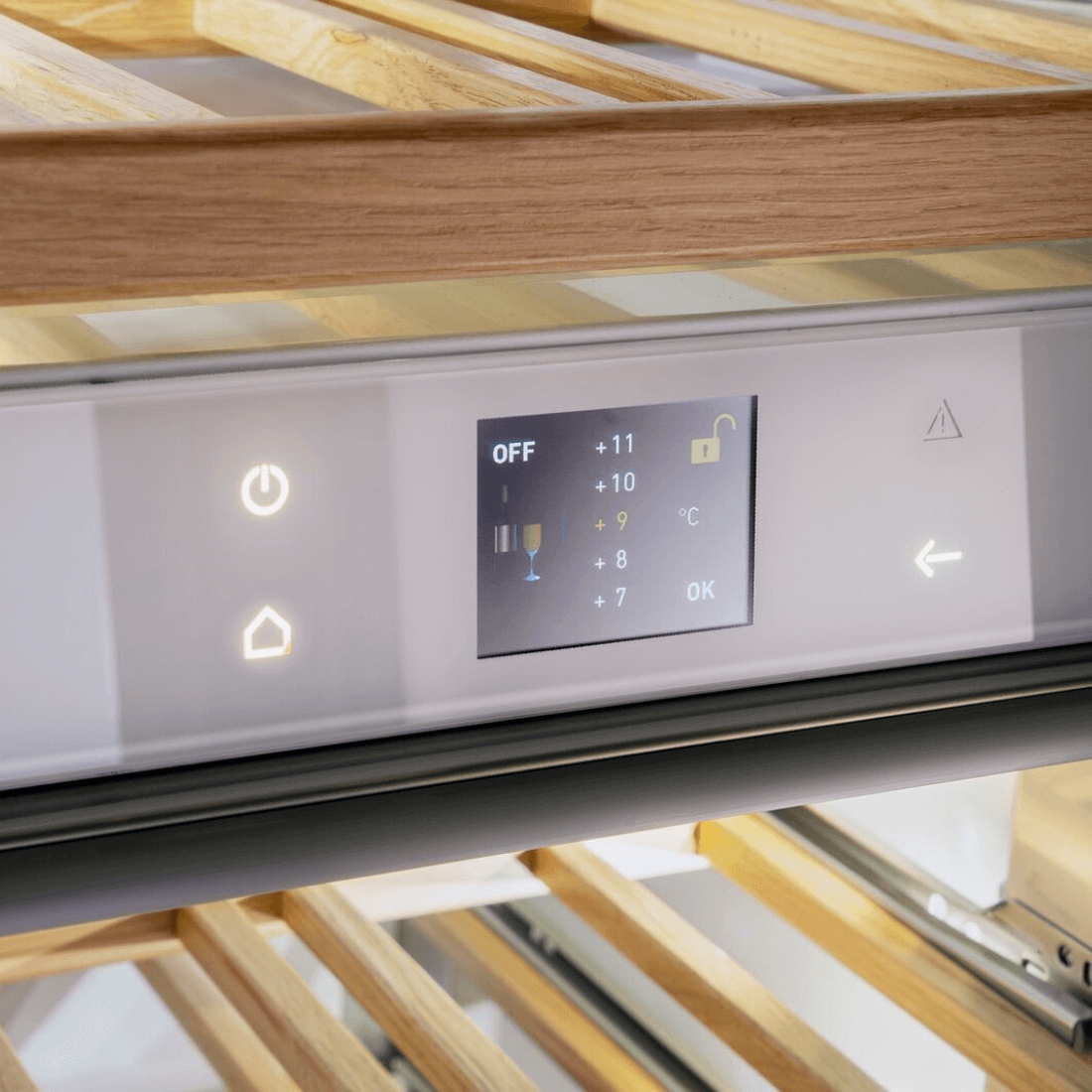 Adega Bertazzoni Porta de Revestir 80 Garrafas 60cm- Abertura Direita: adega climatizada com interior em madeira, display digital e acabamento inox