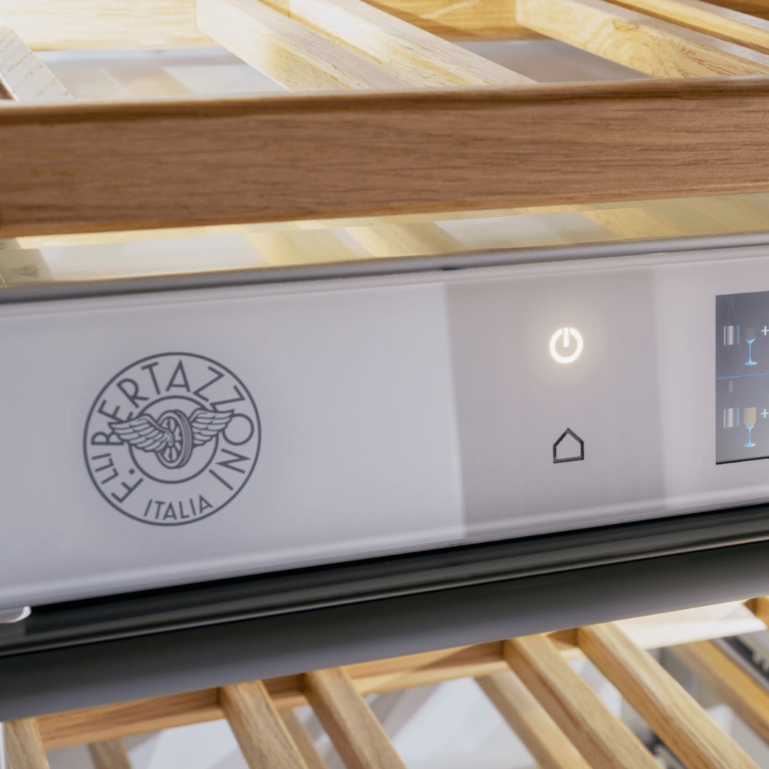 Adega Bertazzoni Porta de Revestir 80 Garrafas 60cm- Abertura Direita, adega climatizada de embutir com prateleiras de madeira e painel touch inox