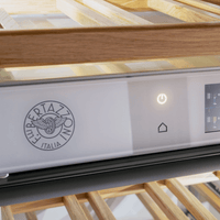 Adega Bertazzoni Porta de Revestir 80 Garrafas 60cm- Abertura Direita, adega climatizada de embutir com prateleiras de madeira e painel touch inox