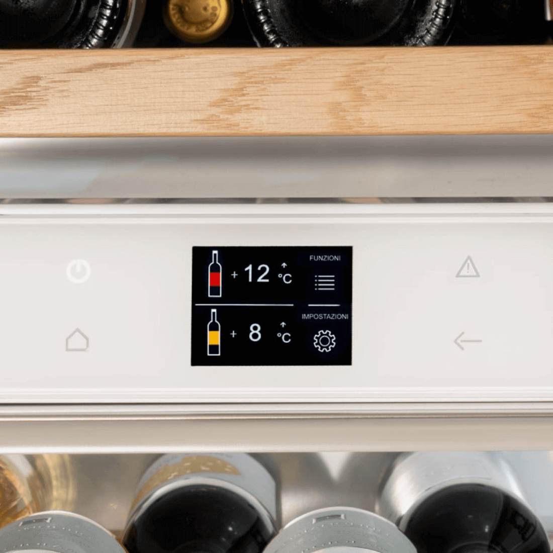 Adega Bertazzoni Porta de Revestir 80 Garrafas 60cm- Abertura Direita com painel digital dual zone, prateleiras em madeira e acabamento inox