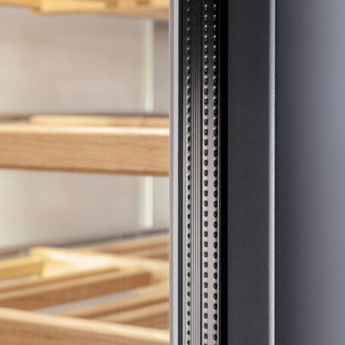 Adega Bertazzoni Porta de Revestir 80 Garrafas 60cm- Abertura Esquerda adega climatizada de embutir com prateleiras de madeira e acabamento inox