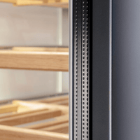 Adega Bertazzoni Porta de Revestir 80 Garrafas 60cm- Abertura Esquerda adega climatizada de embutir com prateleiras de madeira e acabamento inox