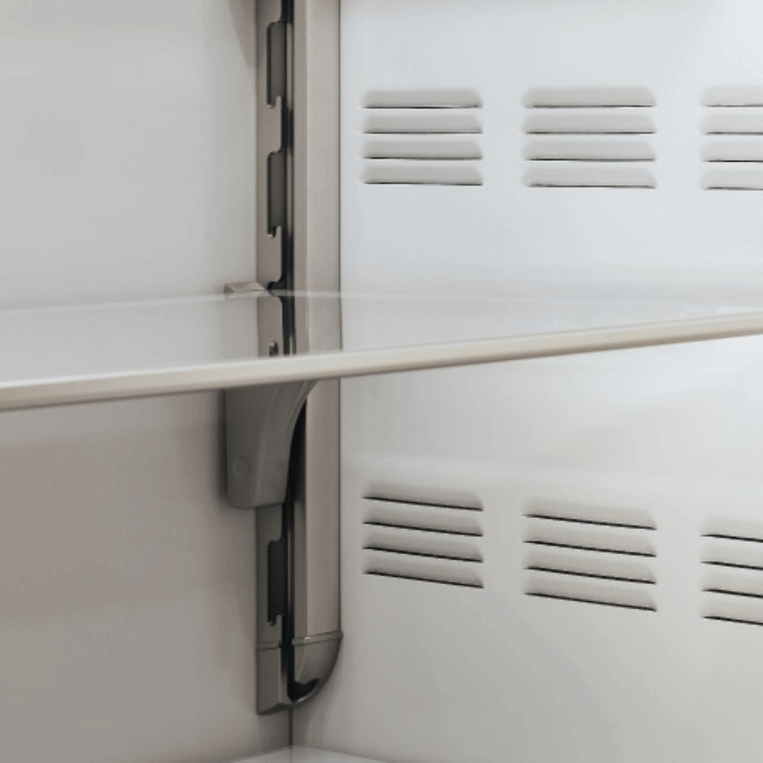 Adega Bertazzoni Porta de Revestir 80 Garrafas 60cm- Abertura Direita: interior da adega climatizada com prateleiras em metal e acabamento branco