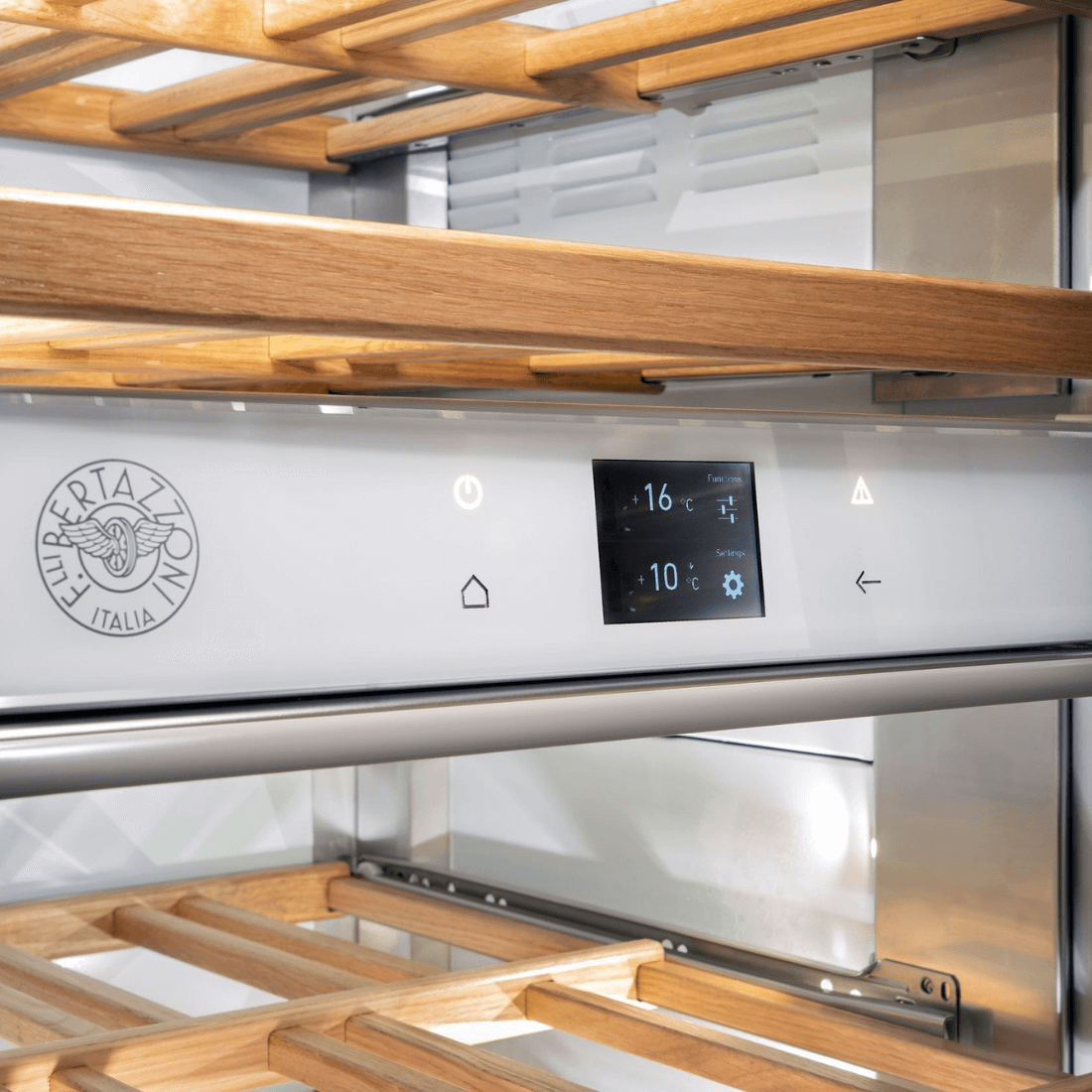 Adega Bertazzoni Porta de Revestir 80 Garrafas 60cm- Abertura Esquerda: adega climatizada de embutir 80 garrafas com prateleiras de madeira e painel digital