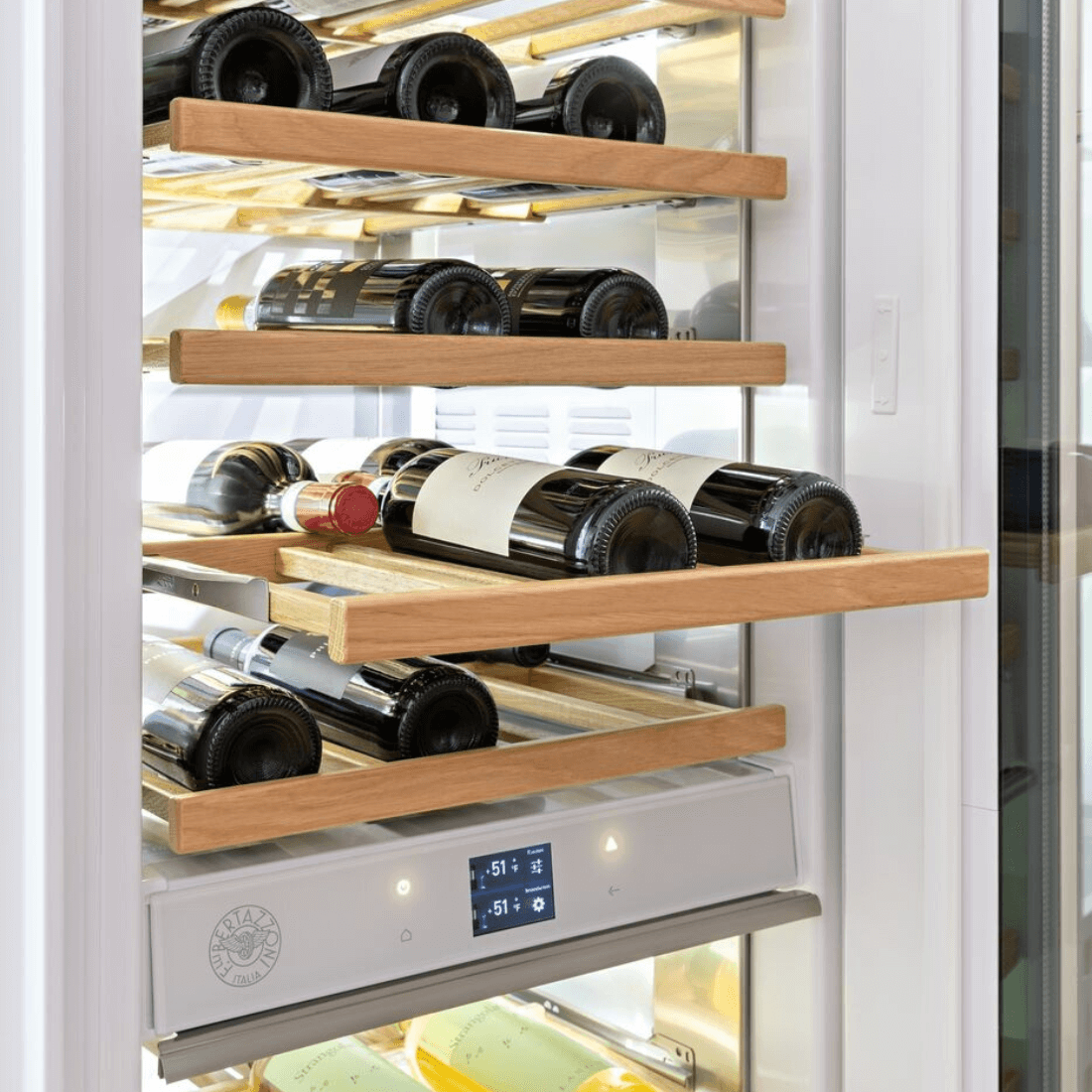 Adega Bertazzoni Porta de Revestir 80 Garrafas 60cm- Abertura Esquerda: adega climatizada de embutir com prateleiras em madeira e acabamento inox elegante