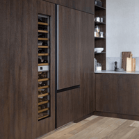 Adega Bertazzoni Porta de Revestir 80 Garrafas 60cm- Abertura Direita: adega de embutir com acabamento em madeira escura, prateleiras de madeira e porta de vidro