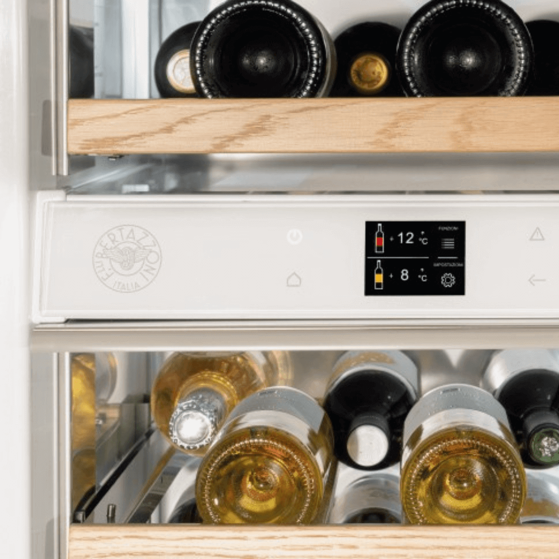 Adega Bertazzoni Porta de Revestir 80 Garrafas 60cm- Abertura Direita: adega climatizada embutida com prateleiras de madeira, painel digital e acabamento inox
