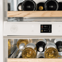 Adega Bertazzoni Porta de Revestir 80 Garrafas 60cm- Abertura Direita: adega climatizada embutida com prateleiras de madeira, painel digital e acabamento inox