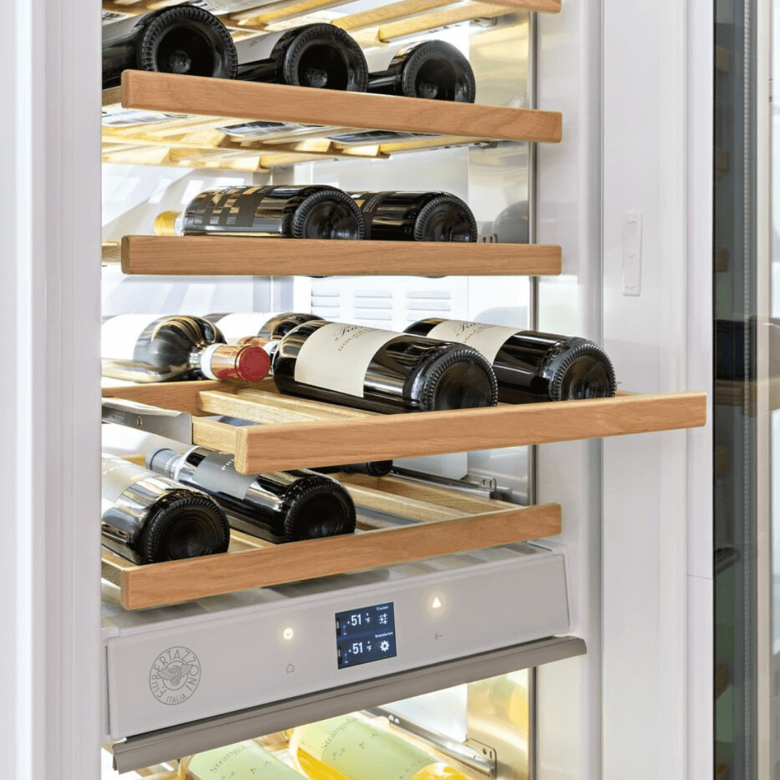 Adega Bertazzoni Porta de Revestir 80 Garrafas 60cm- Abertura Direita adega climatizada de embutir 80 garrafas com prateleiras de madeira e acabamento inox