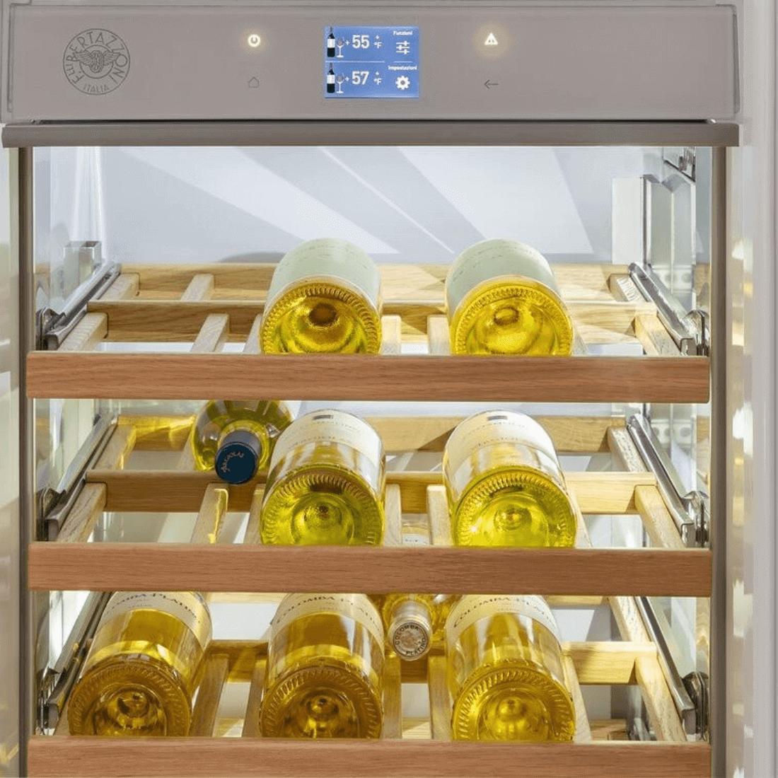 Adega Bertazzoni Porta de Revestir 80 Garrafas 60cm- Abertura Direita: adega climatizada embutida com prateleiras em madeira e acabamento inox, garrafas visíveis