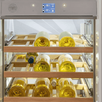 Adega Bertazzoni Porta de Revestir 80 Garrafas 60cm- Abertura Direita: adega climatizada embutida com prateleiras em madeira e acabamento inox, garrafas visíveis
