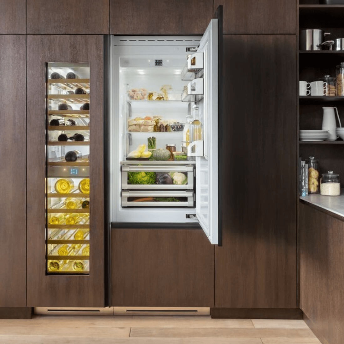 Adega Bertazzoni Porta de Revestir 80 Garrafas 60cm- Abertura Esquerda, adega climatizada embutida com acabamento madeira escura e prateleiras iluminadas