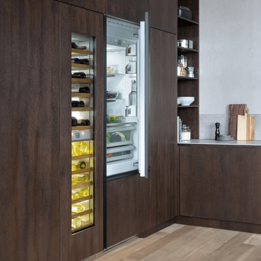 Adega Bertazzoni Porta de Revestir 80 Garrafas 60cm- Abertura Direita adega climatizada embutida com porta de vidro, acabamento madeira escura