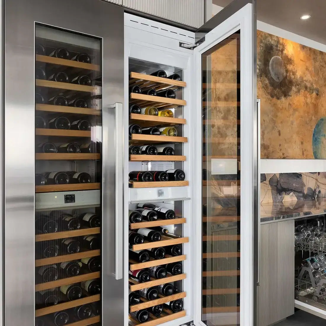 Adega Bertazzoni Professional 80 Garrafas Inox 60cm- Abertura Direita: adega climatizada embutida inox com prateleiras de madeira e porta de vidro aberta
