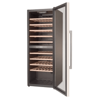Adega de vinhos CrissAir dual zone 77 garrafas inox com prateleiras de madeira e porta em vidro temperado.