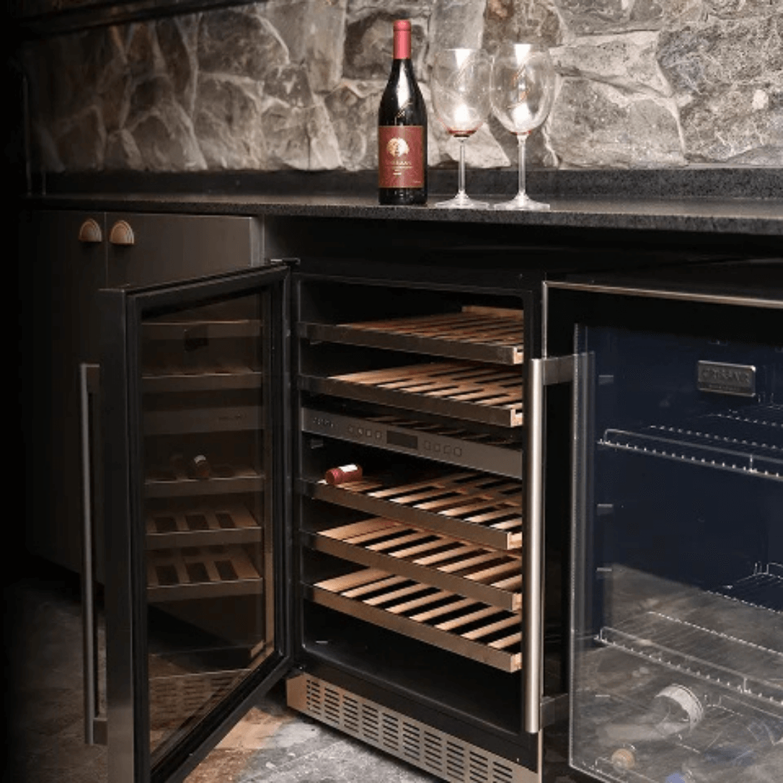 Adega de vinhos CrissAir com capacidade para 46 garrafas, duas zonas de temperatura e design em vidro preto.