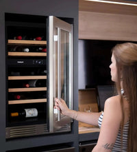 Adega Climatizada de Embutir Arkton 44 Garrafas Dual Zone Inox 220V