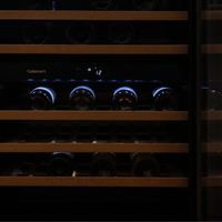 Adega Cuisinart de embutir com prateleiras de madeira e iluminação LED, ideal para conservar vinhos.