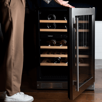 Adega de vinhos Cuisinart embutida com garrafas, design moderno e prateleiras de madeira.