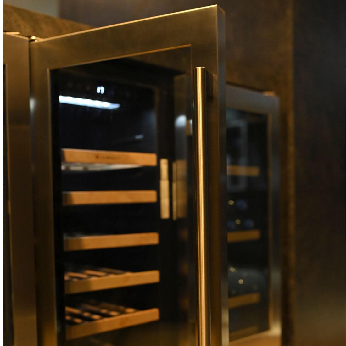 Adega Debacco 31 Garrafas Inox 38cm - Abertura Esquerda, adega climatizada inox com prateleiras de madeira visíveis e porta de vidro aberta