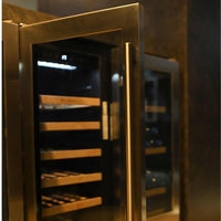 Adega Debacco 31 Garrafas Inox 38cm - Abertura Esquerda, adega climatizada inox com prateleiras de madeira visíveis e porta de vidro aberta
