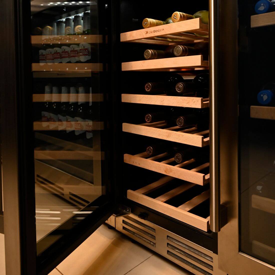 Adega Debacco 31 Garrafas Inox 38cm - Abertura Esquerda, adega climatizada com prateleiras de madeira, acabamento inox e porta de vidro