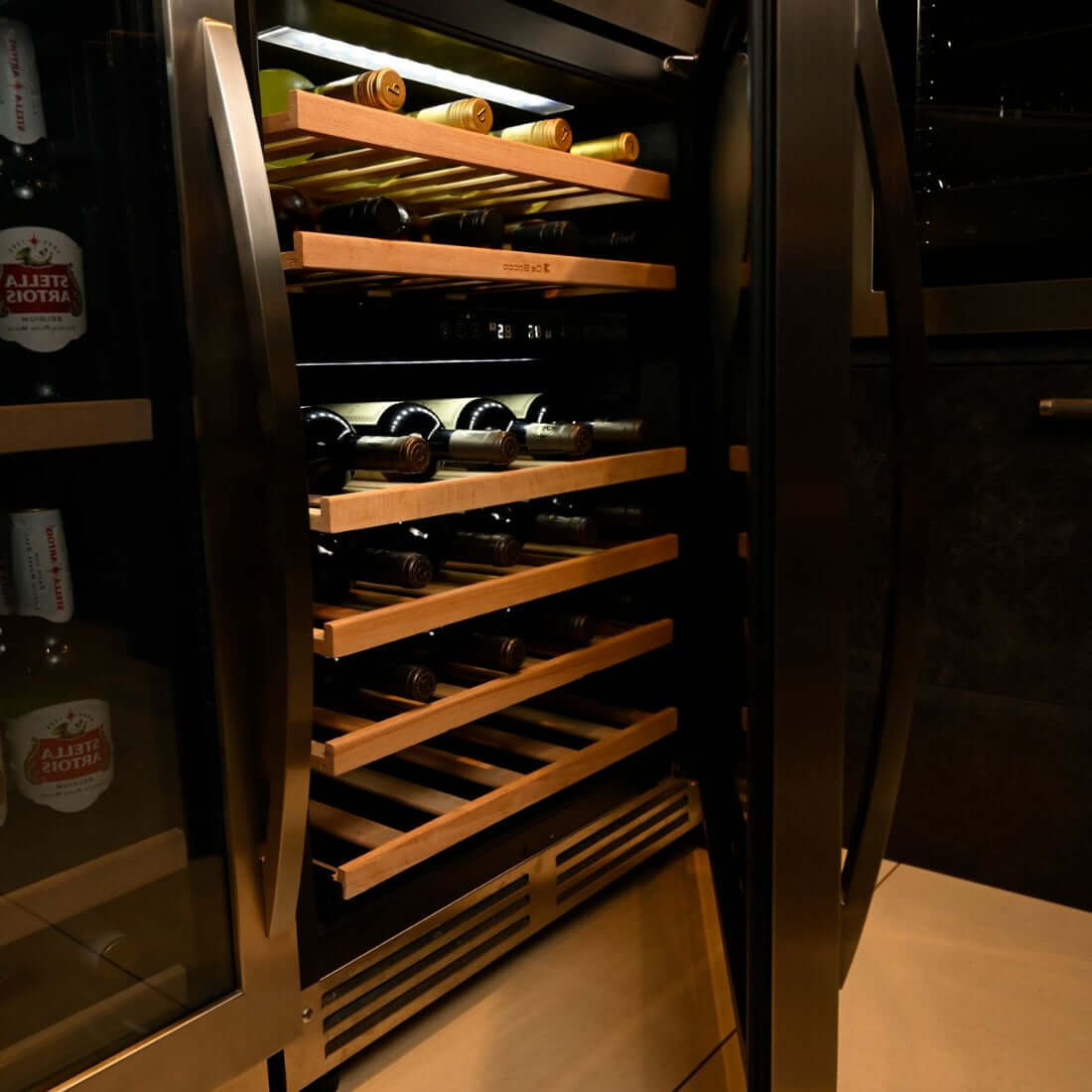 Adega Debacco 46 Garrafas Inox 60cm - Abertura Direita, adega climatizada embutida com acabamento inox, prateleiras de madeira e design dual zone