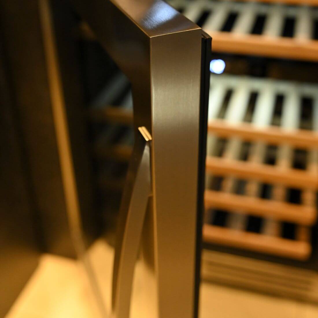 Adega Debacco 46 Garrafas Inox 60cm - Abertura Esquerda, adega climatizada embutida com acabamento inox e prateleiras em madeira