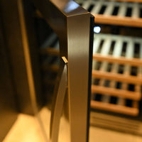 Adega Debacco 46 Garrafas Inox 60cm - Abertura Esquerda, adega climatizada embutida com acabamento inox e prateleiras em madeira