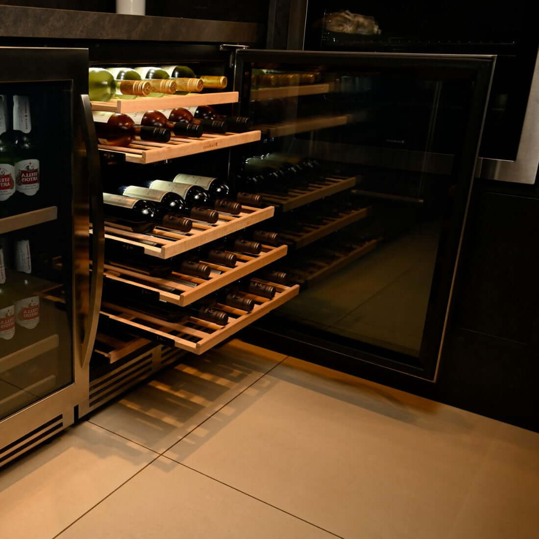 Adega Debacco 46 Garrafas Inox 60cm - Abertura Direita, adega climatizada embutida com prateleiras em madeira nobre e acabamento inox